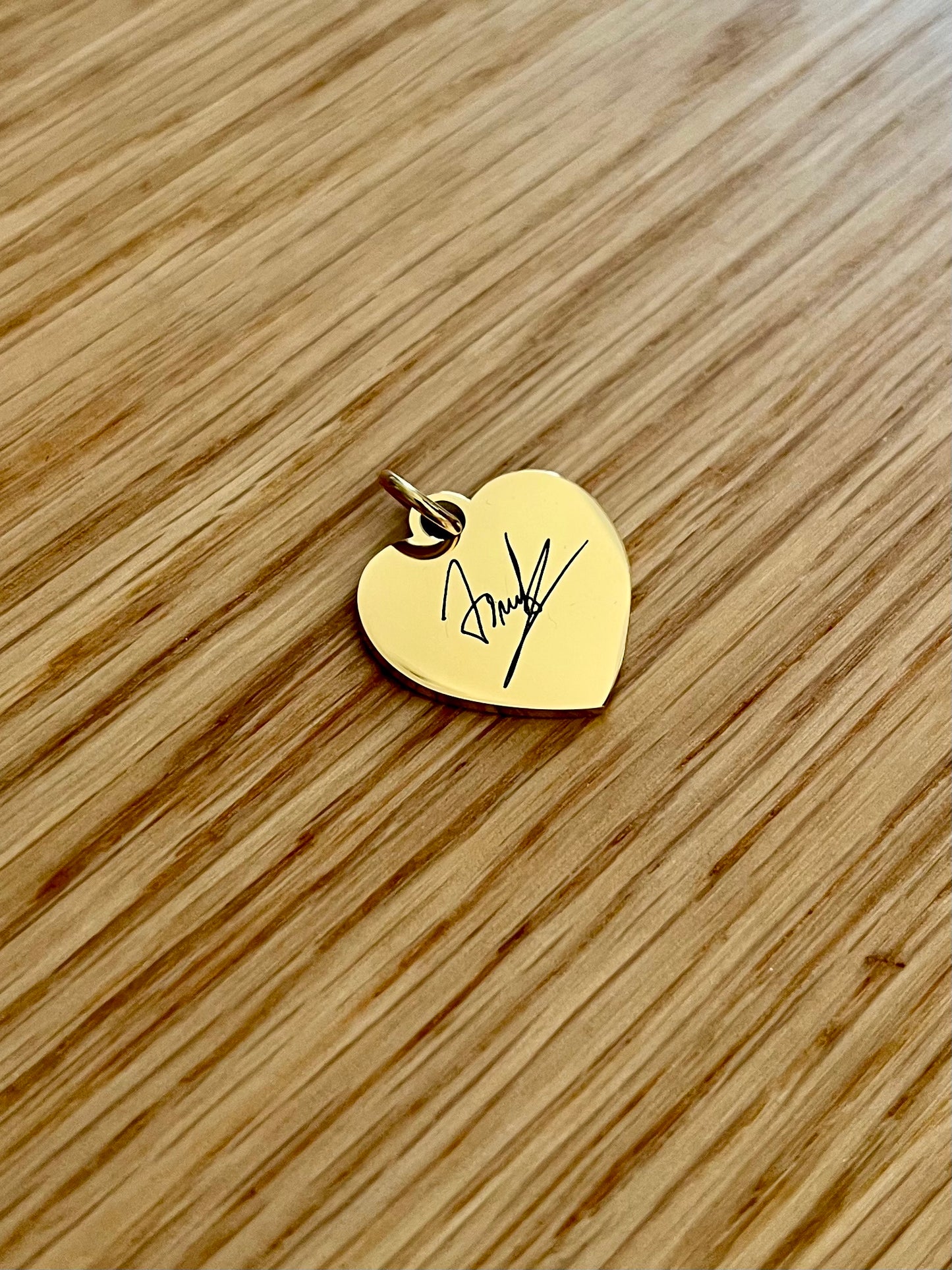 Ciondolo a cuore placcato oro personalizzato con incisione di una firma autografa