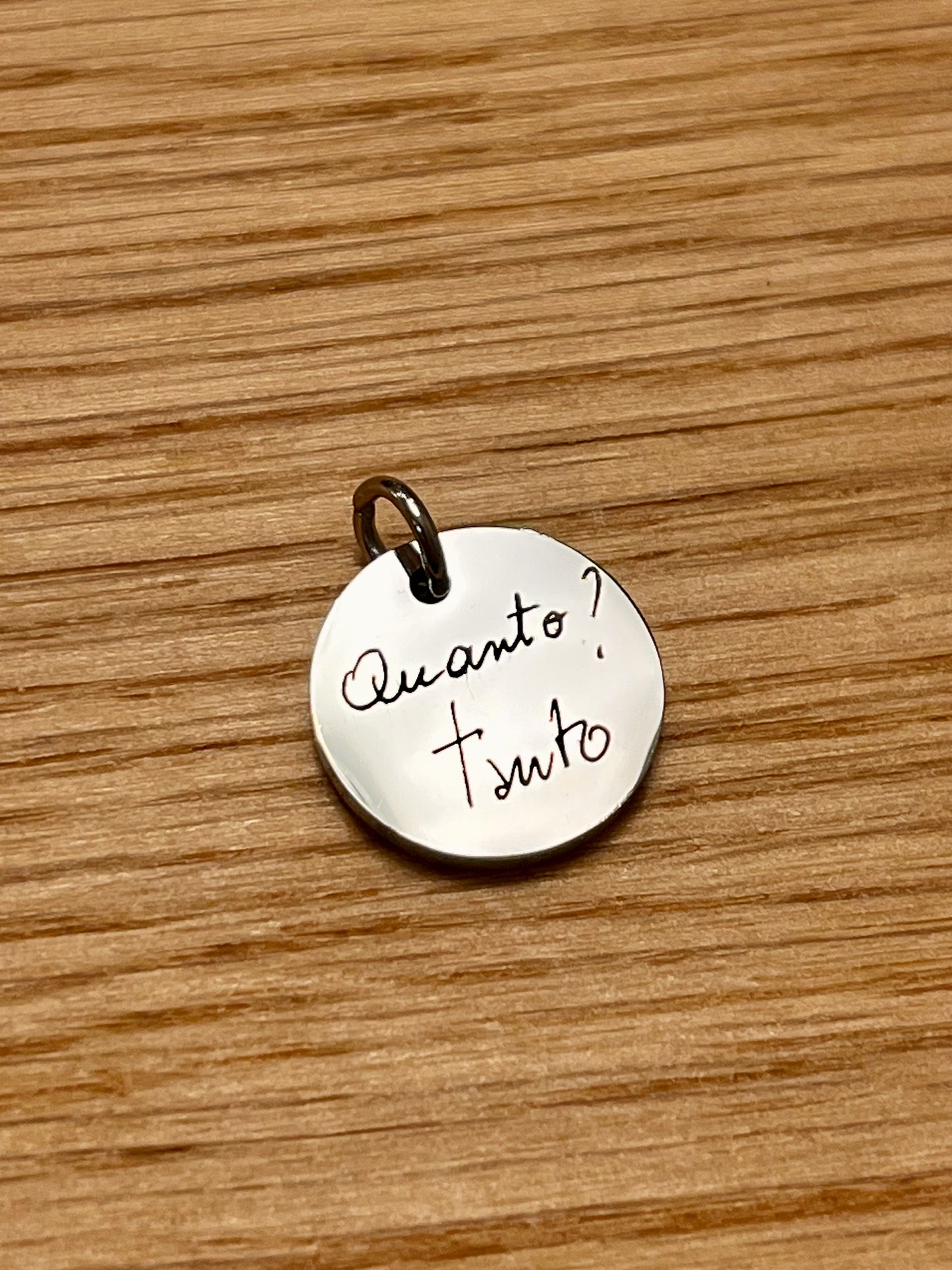 Ciondolo tondo personalizzato con una frase d'amore manoscritta, regalo di valore affettivo, perfetto per San Valentino o per la persona che ami