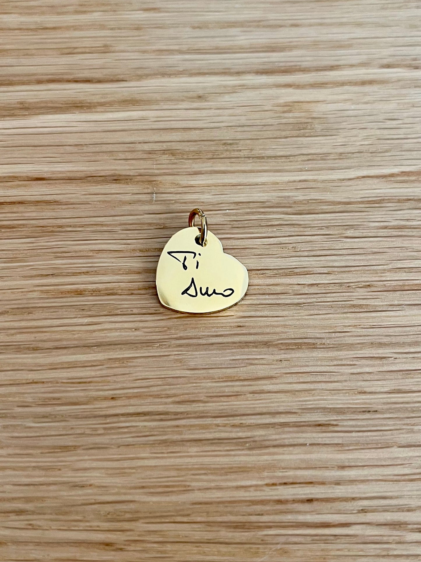 Ciondolo in acciaio placcato oro con incisione personalizzata di una calligrafia originale