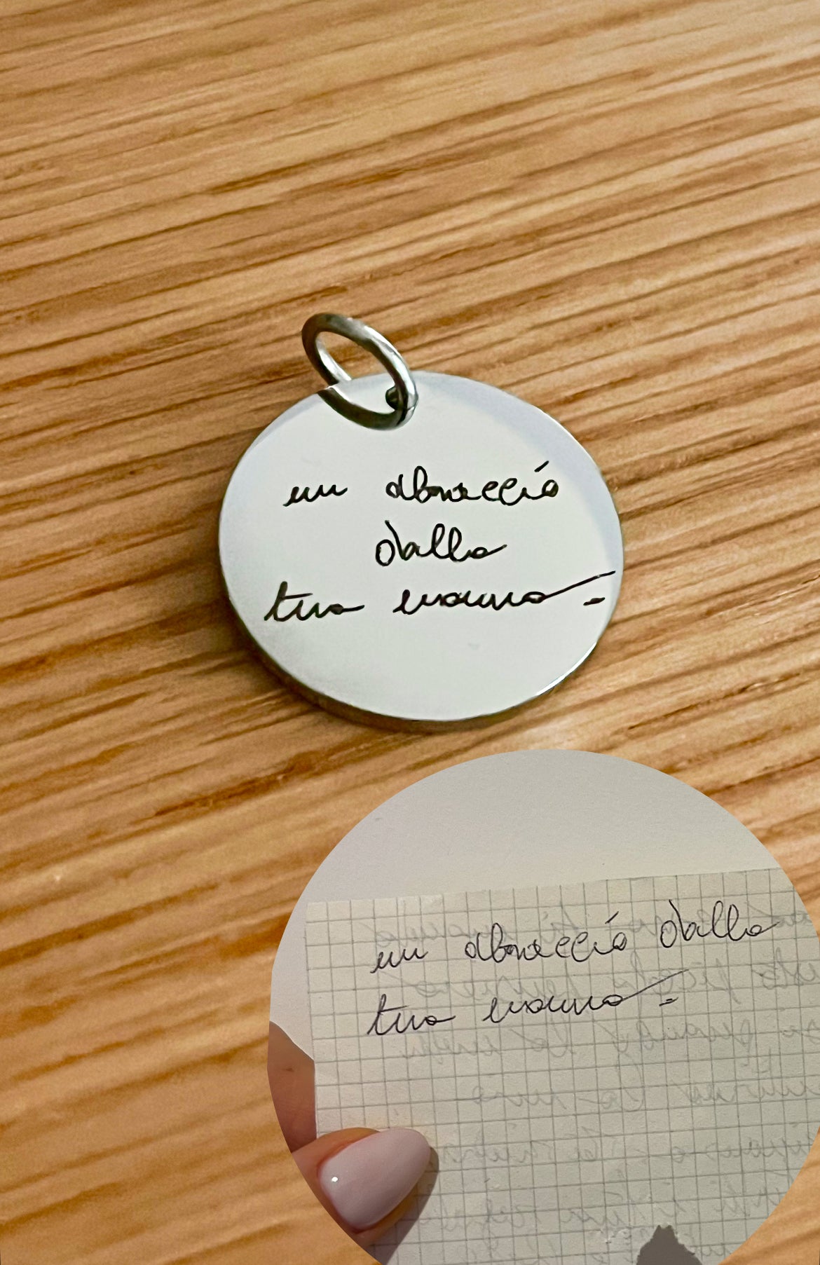 Bellissimo ciondolo stained personalizzato con incisione di una dedica autografa, è visibile il testo originale manoscritto