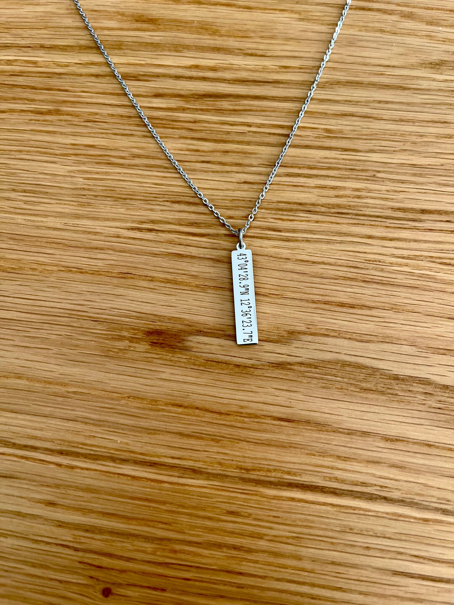 Collana personalizzata con l'incisione di coordinate geografiche