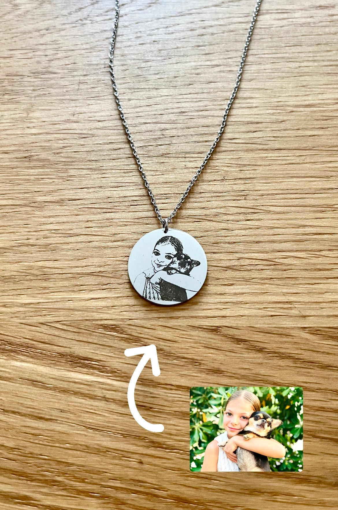 Collana con foto incisione di una bambina e del suo cucciolo
