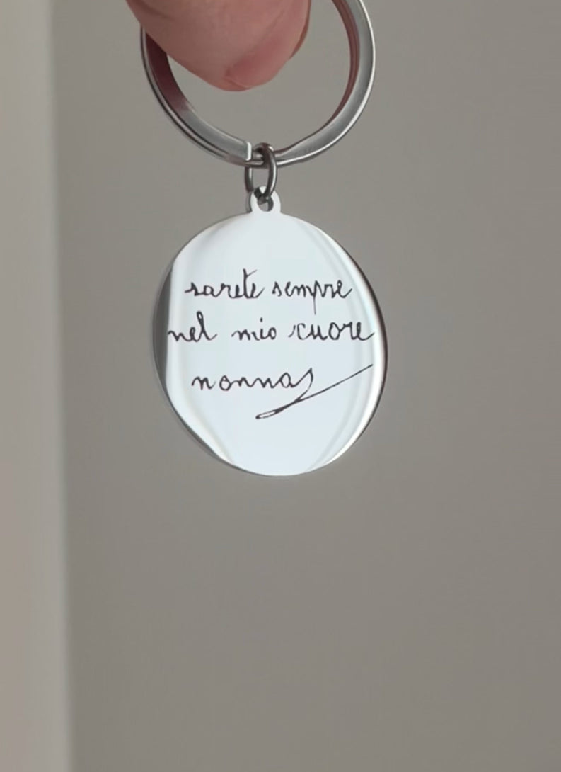 Portachiavi personalizzato con calligrafia originale, perfetto per un ricordo prezioso.