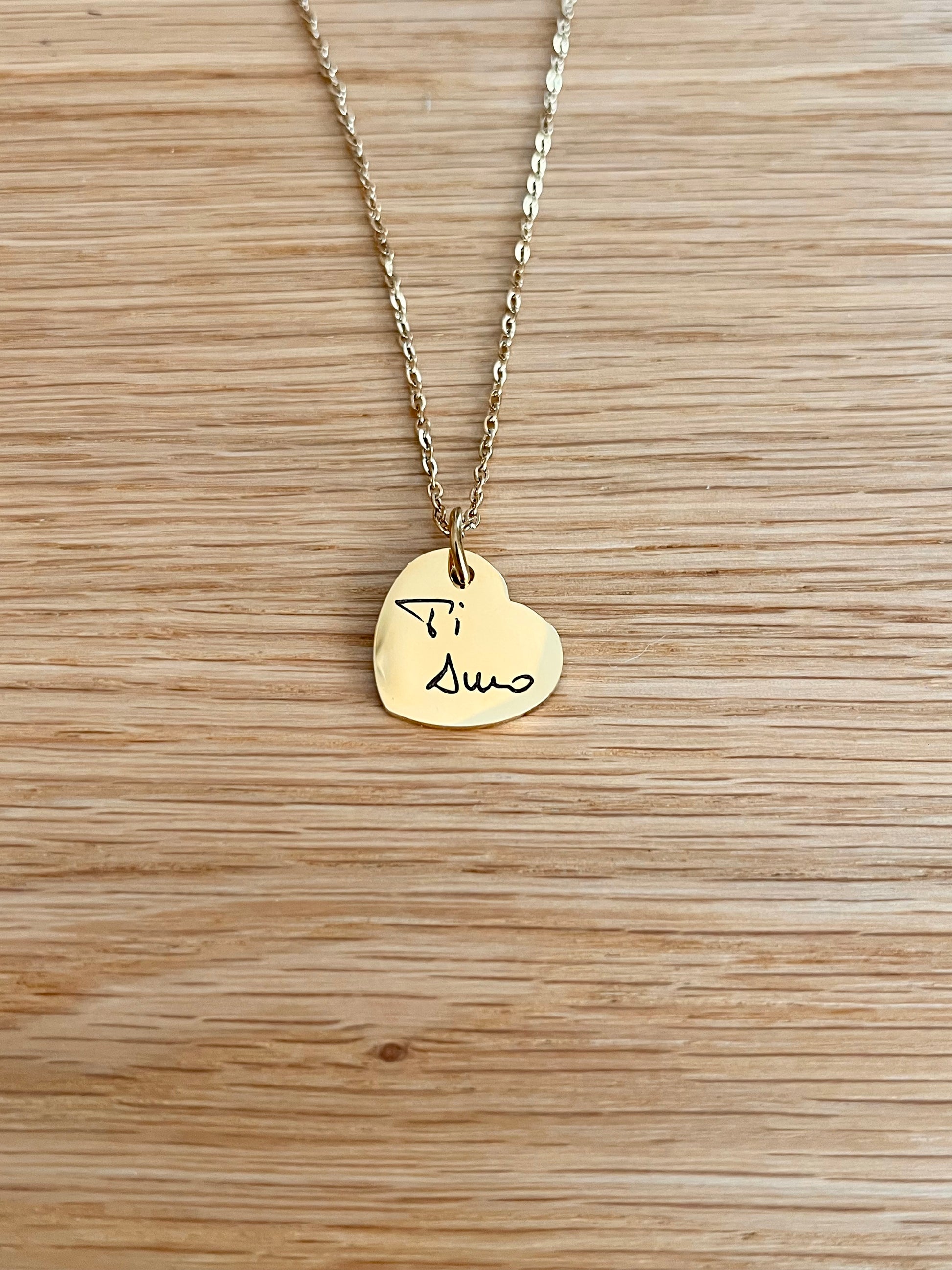 Collana con ciondolo cuore color oro personalizzato con inciso una dedica calligrafica "ti amo"