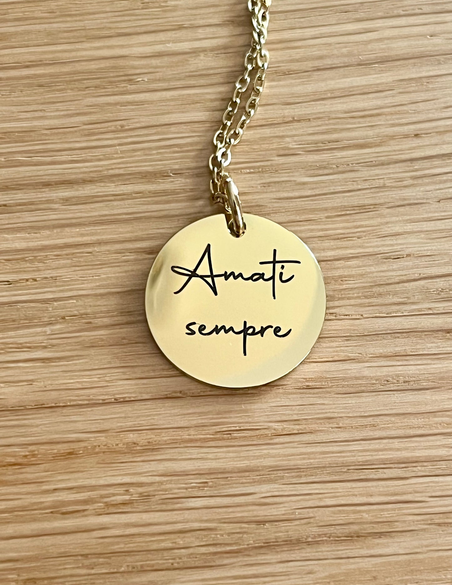 Collana con ciondolo tondo Stained in acciaio colore oro con incisione dedica personalizzata 