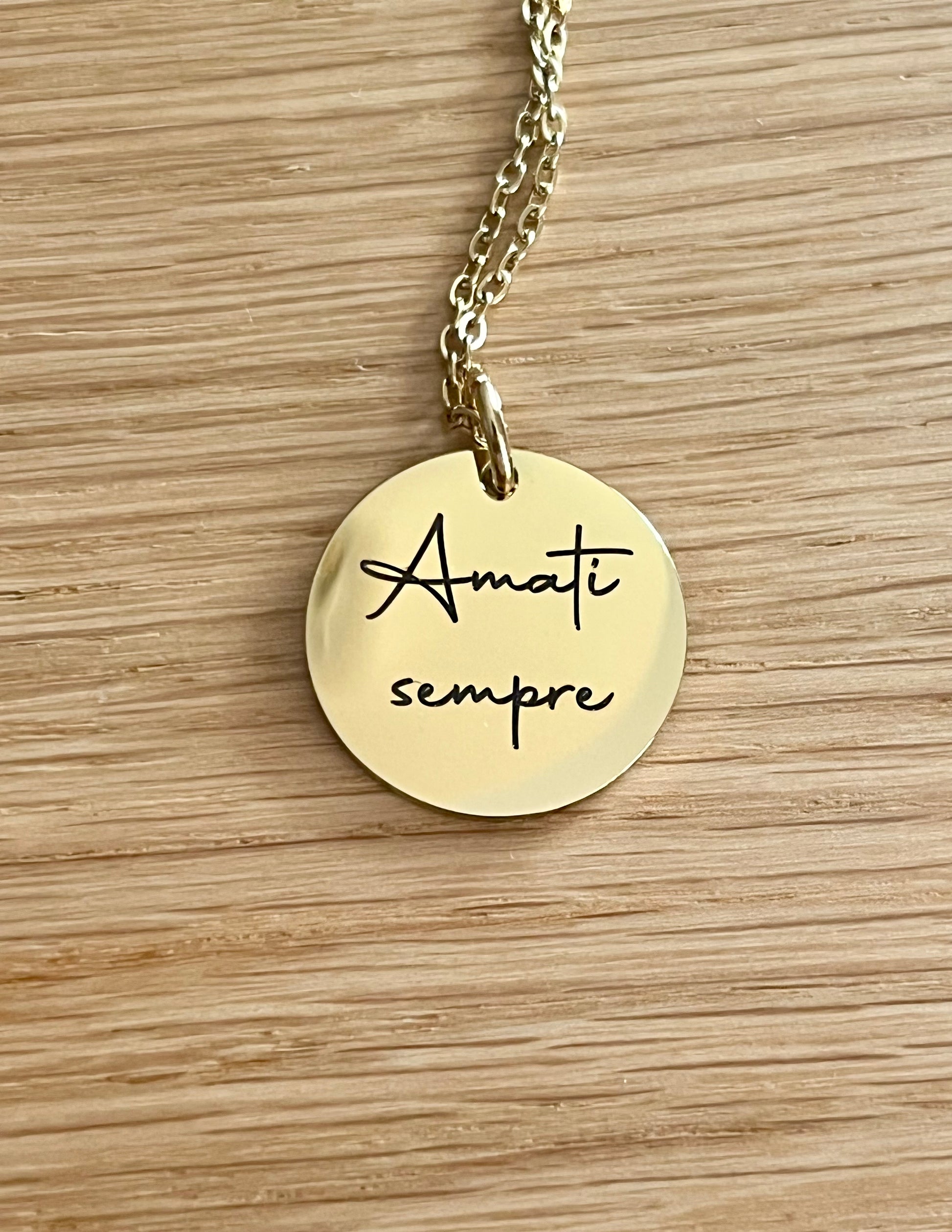 Collana con ciondolo tondo Stained in acciaio colore oro con incisione dedica personalizzata 