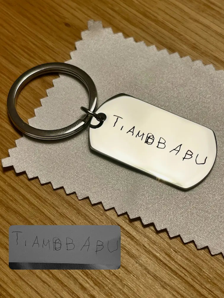 Portachiavi personalizzato con incisione di una calligrafia, frase o disegno