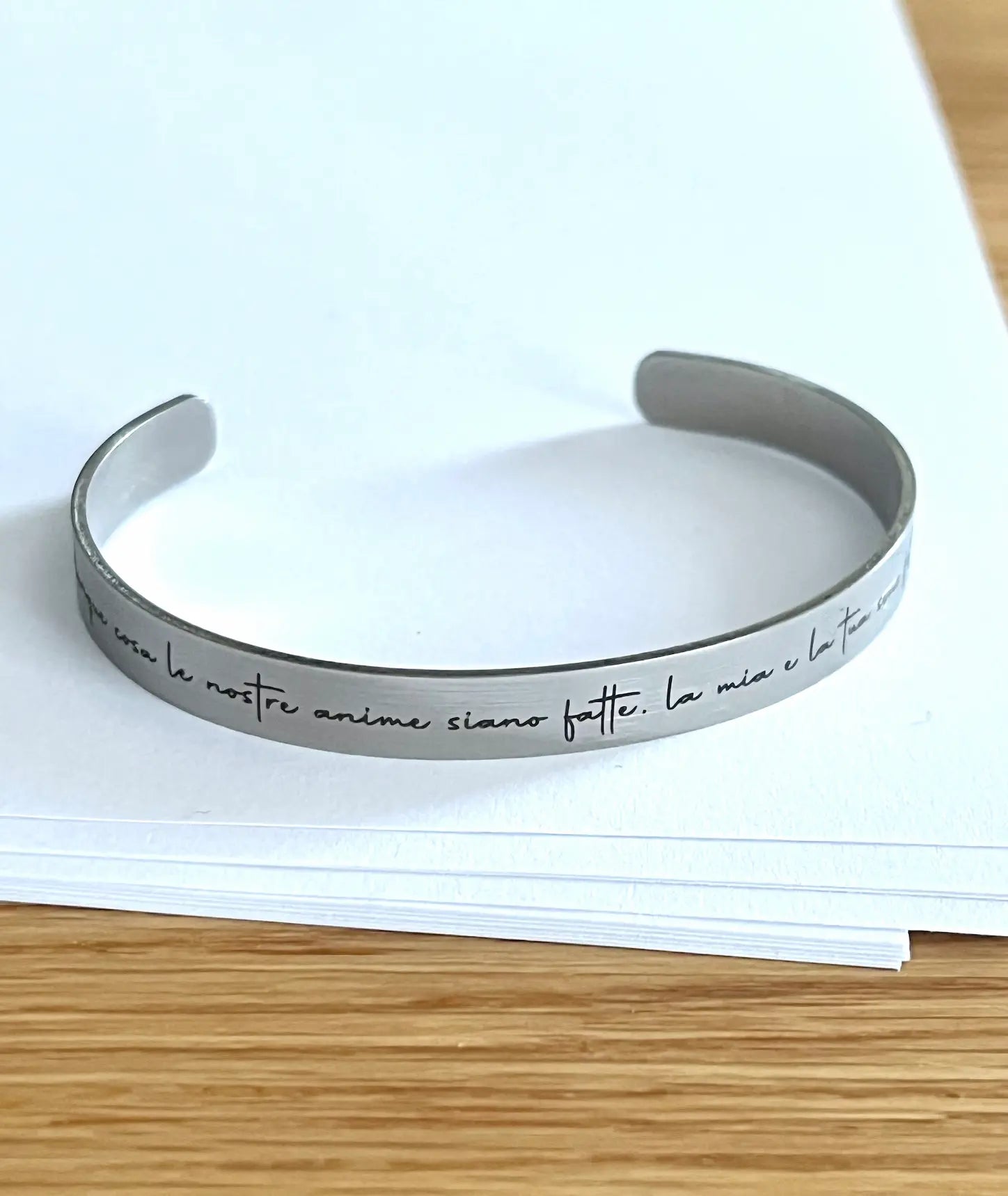 Bracciale semirigido in acciaio inossidabile, personalizzato con l'incisione di un testo o di una calligrafia originale