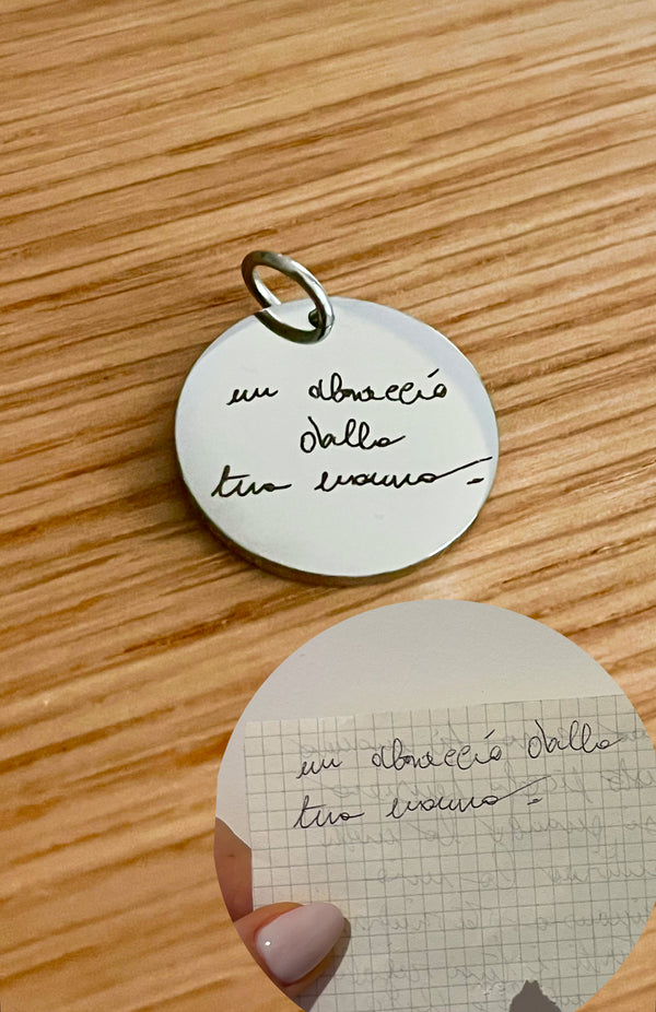 Bellissimo ciondolo stained personalizzato con incisione di una dedica autografa, è visibile il testo originale manoscritto