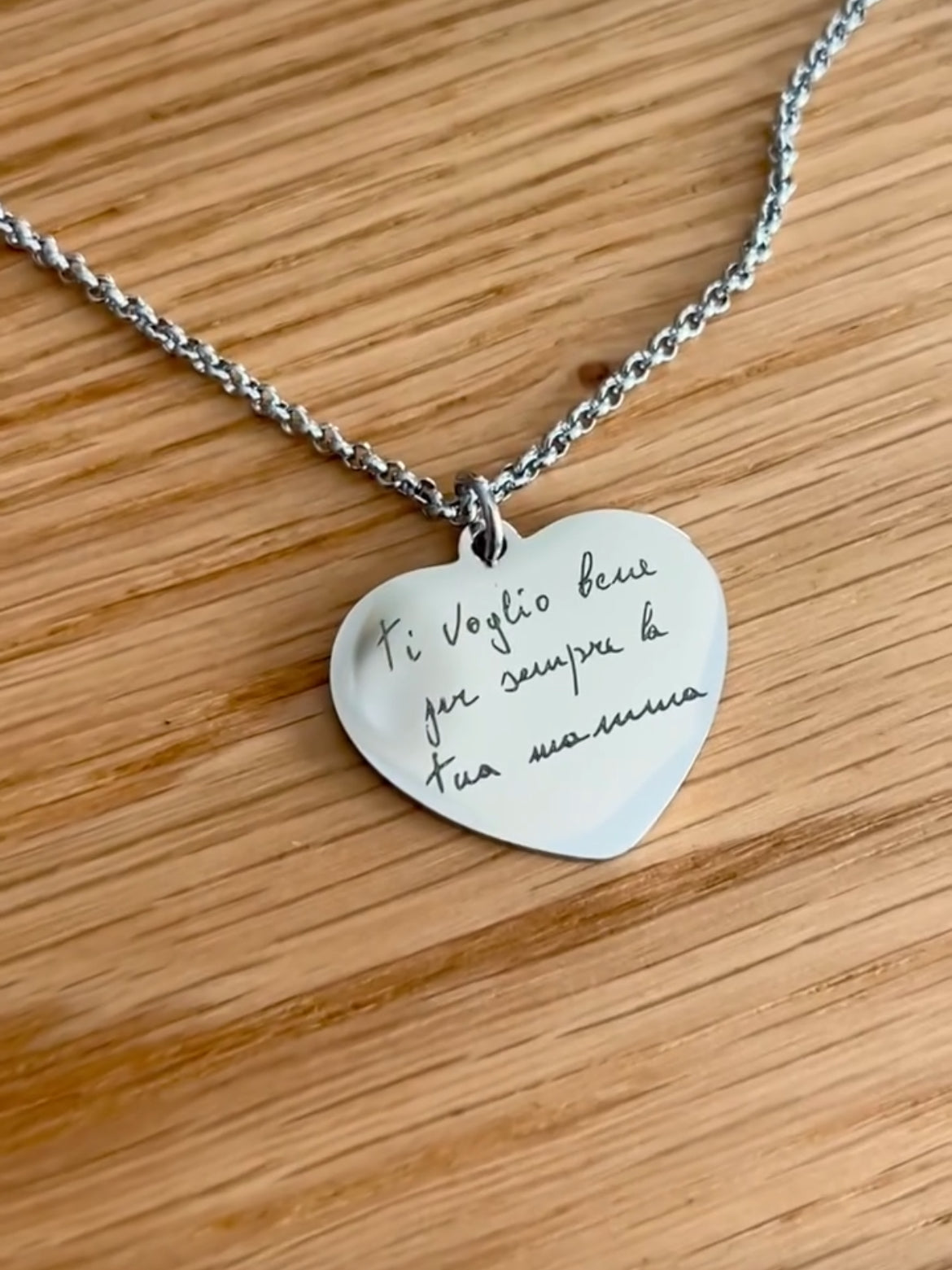 Collana Stained con cuore inciso con una frase d'amore, bellissimo regalo di una madre alla figlia