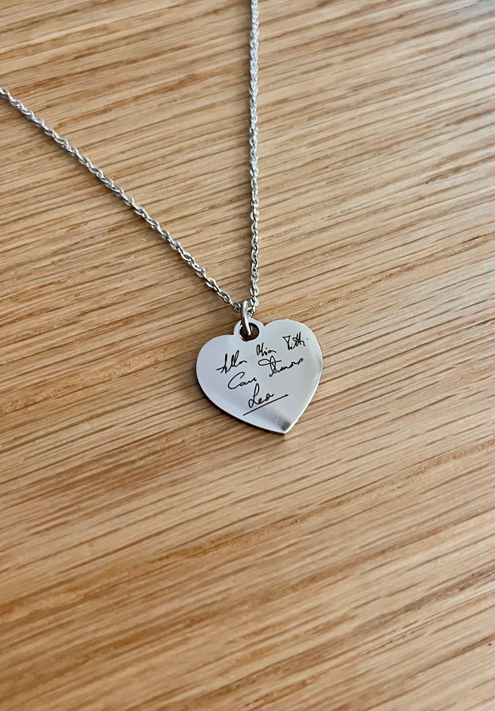 Collana con incisione su richiesta del cliente, con calligrafia e dedica originale