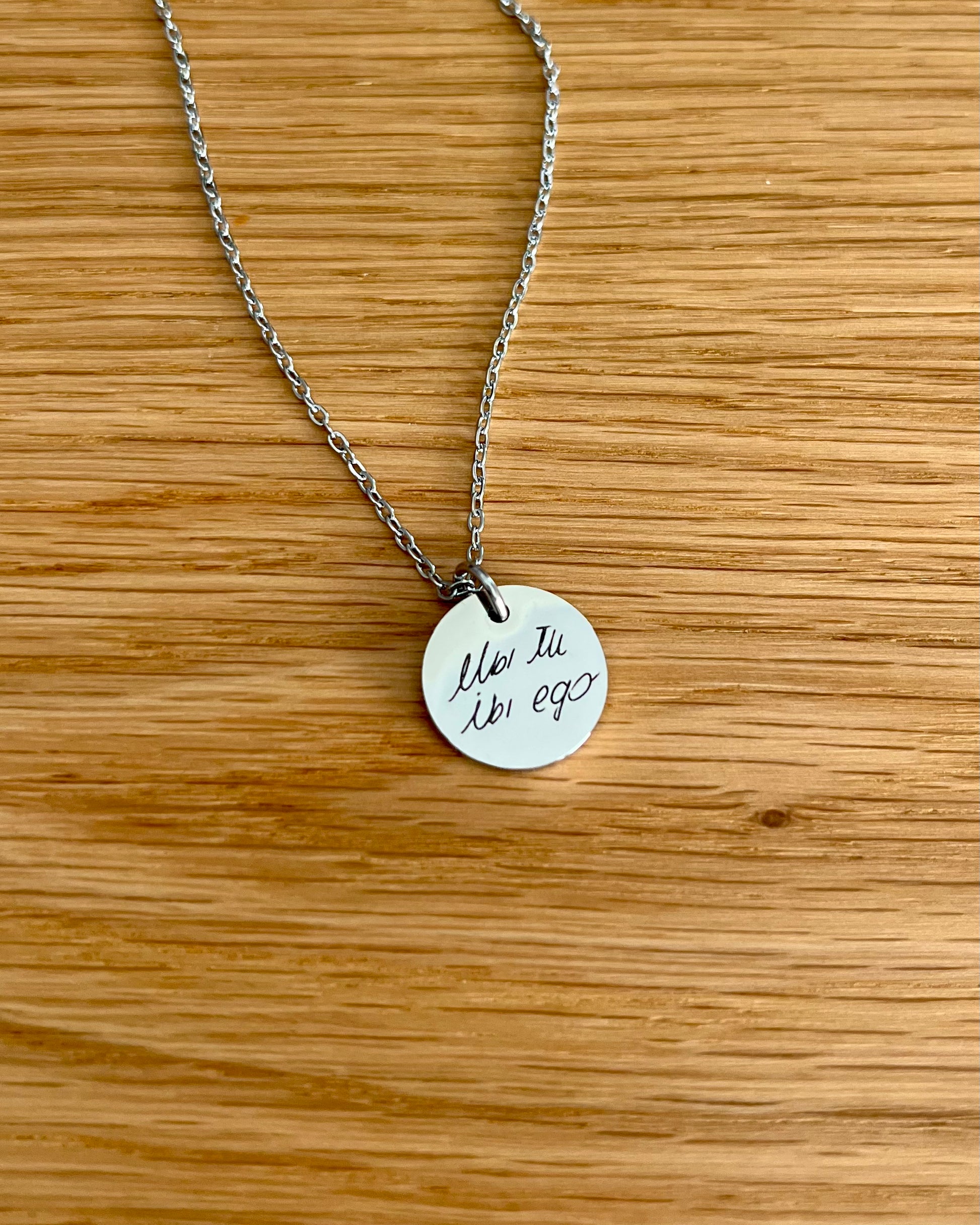 Collana con l'incisione della frase in latino "Ubi tu ibi ego" con calligrafia personalizzata originale